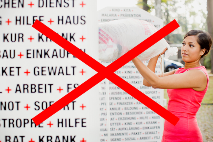 Ende Container Frau mit Kleidersack. Das Bild ist durchgestrichen